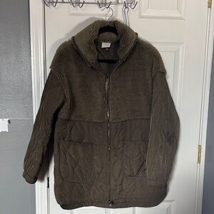 Varley woman’s Olive Quilted Puffer Jacket
